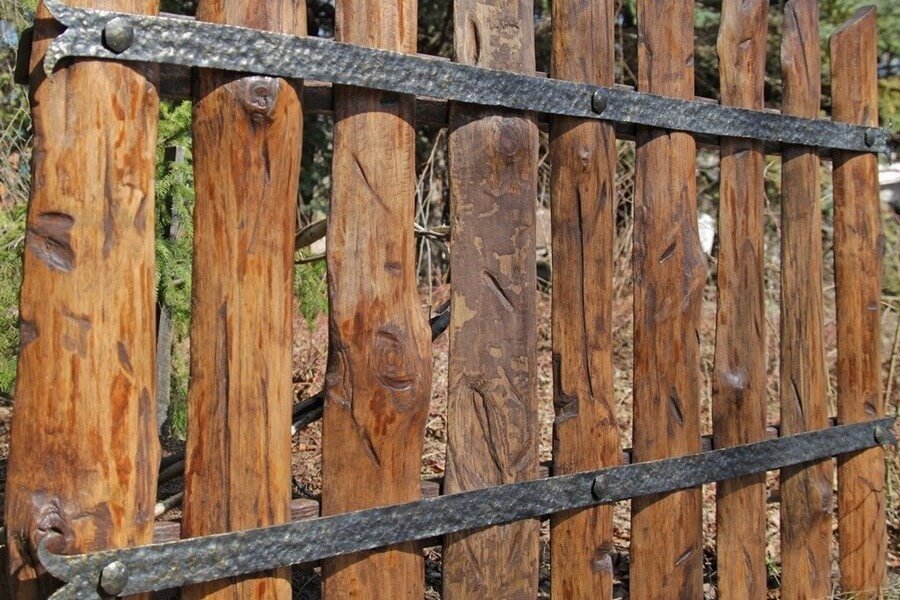 Забор из бревенчатого частокола